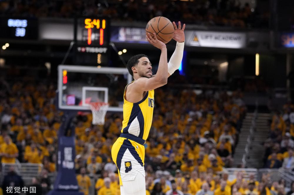 尽管他在某 尽管他在某